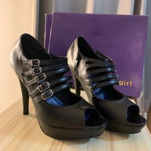 MADDEN GIRL Black Strappy Open Toe Heels, Size 6